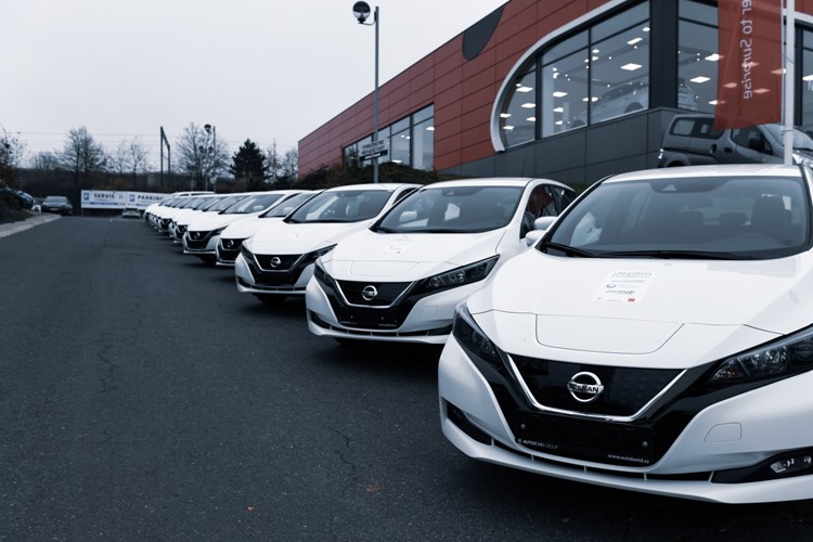 Praha převzala nové elektromobily Nissan, sloužit budou příspěvkovým organizacím hlavního města