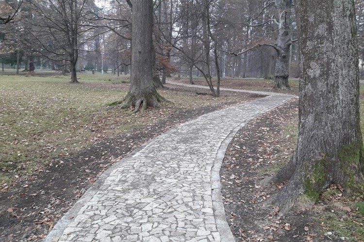 Rožnov opravil za 1,02 milionu korun 185 metrů chodníků v parku