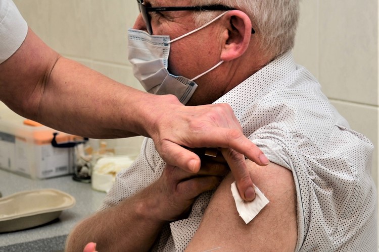 Na jihu Čech začalo očkování proti covidu-19. První vakcínu dostal emeritní primář infekčního oddělení českobudějovické nemocnice