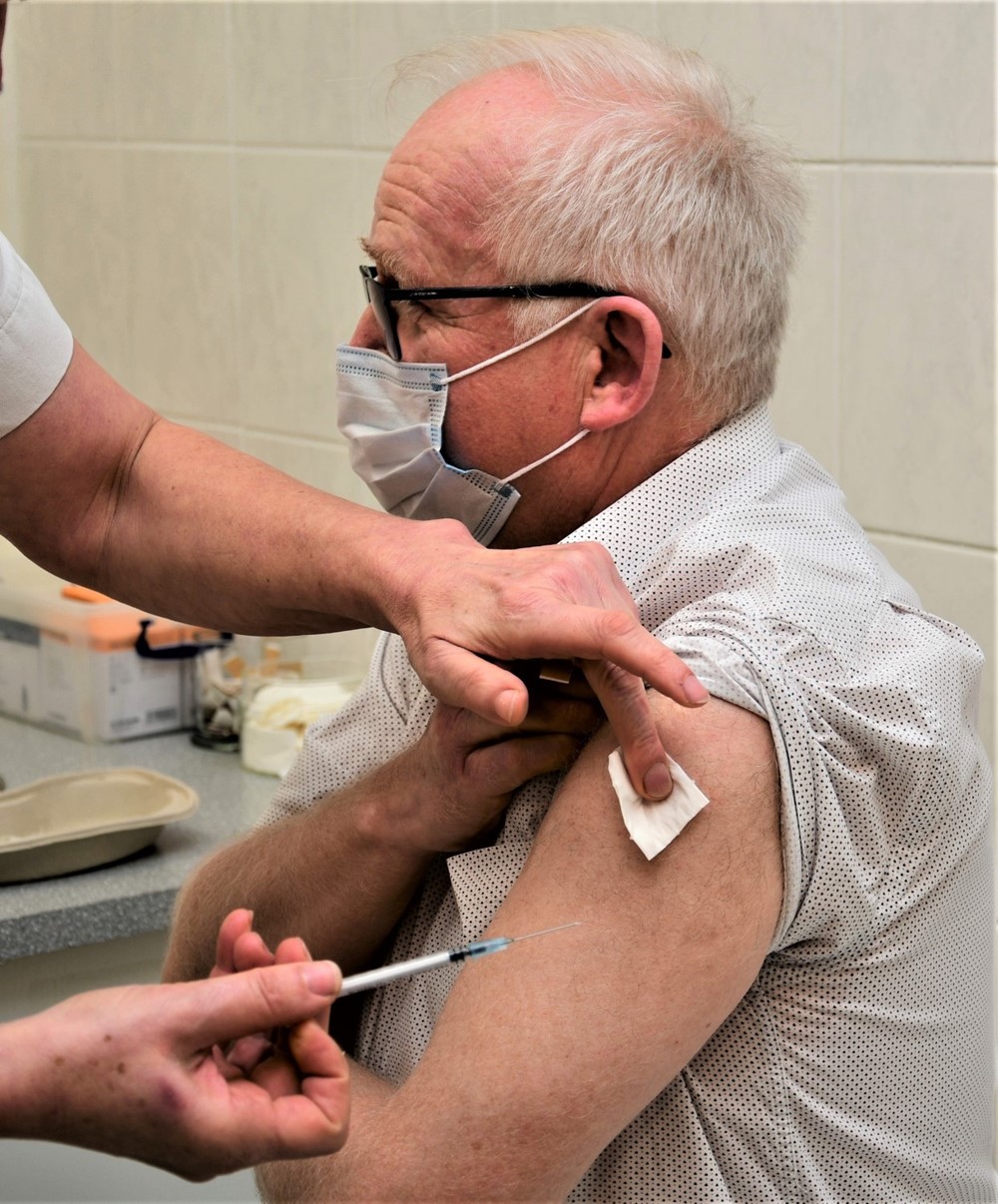Prvním očkovaným Jihočechem proti covidu-19 se stal na Silvestra emeritní primář infekčního oddělení českobudějovické nemocnice Václav Chmelík.