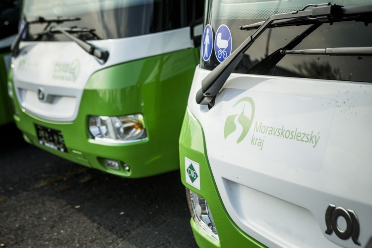 Mění se jízdní řády autobusů a vlaků. Málo využívané linky se ruší, ve všech autobusech bude wifi a možnost platit kartou