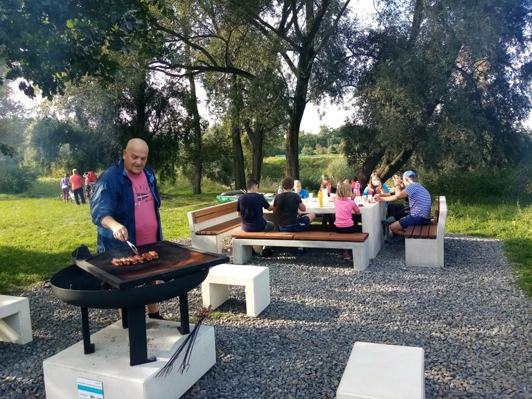Nové piknikové místo s posezením a grilem vzniklo na Honculi