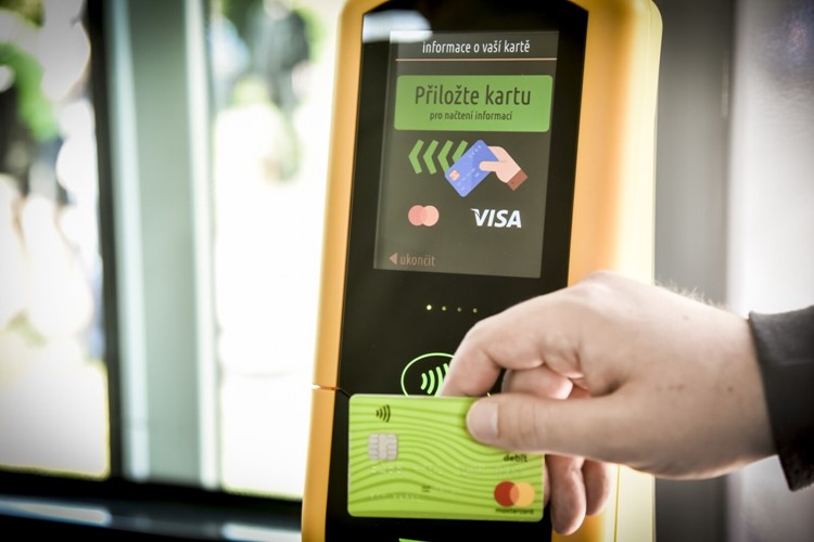 Už půl roku cestující v Brně pípají. Bezkontaktní platbu za jízdenky si oblíbili