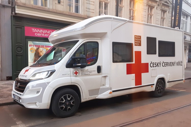 Ráno vyjel do pražských domovů pro seniory první mobilní očkovací tým