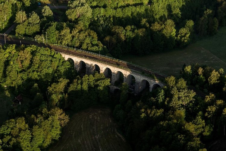 Železniční most u Sychrova je českou i světovou raritou