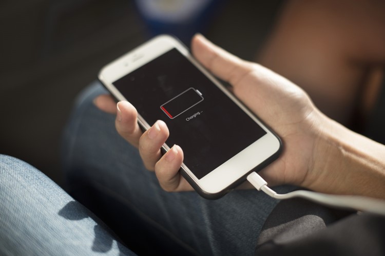 Jak poprvé nabíjet nový mobilní telefon nebo notebook a neudělat hned pod stromečkem chybu