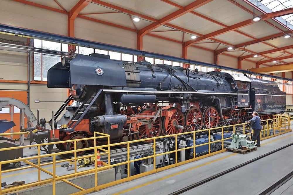 Legendární parní lokomotiva 498.104 Albatros. 
