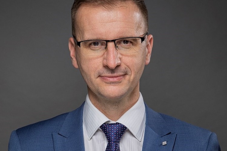 Hejtman s nemocnicemi vyzývají k omezení hromadných akcí nad 100 lidí