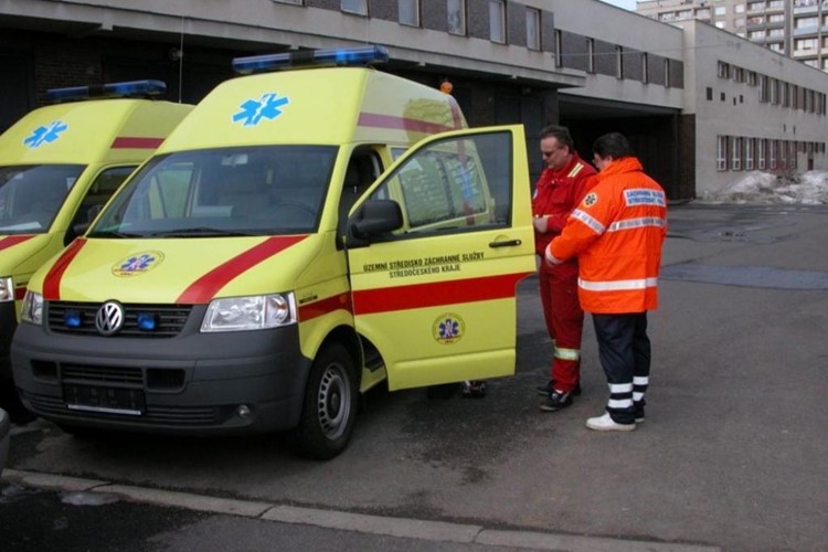 Radní dnes podpořili nákup nových sanitek i defibrilátorů do policejních vozů
