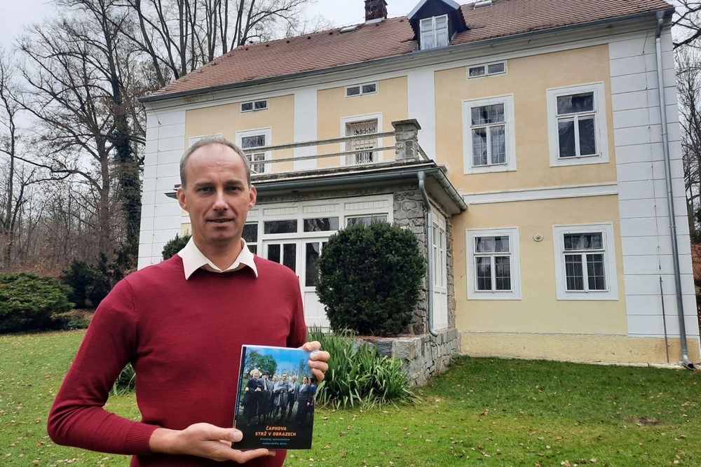 Zdeněk Vacek, ředitel Památníku Karla Čapka, s knihou Čapkova Strž v obrazech.