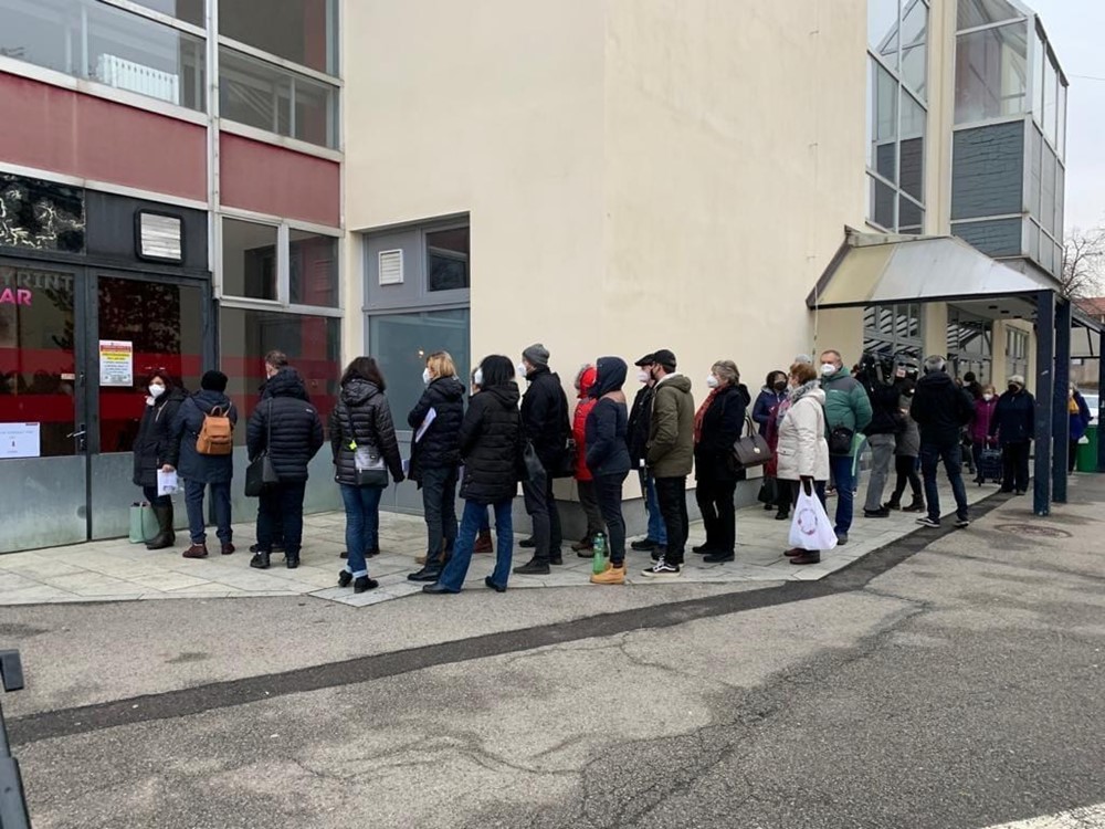 Očkovací akce proběhla v Baru Labyrint v budově KC Karlov, kde již v minulosti Nemocnice Rudolfa a Stefanie Benešov ve spolupráci s městem provozovala odběrné místo pro antigenní testování.