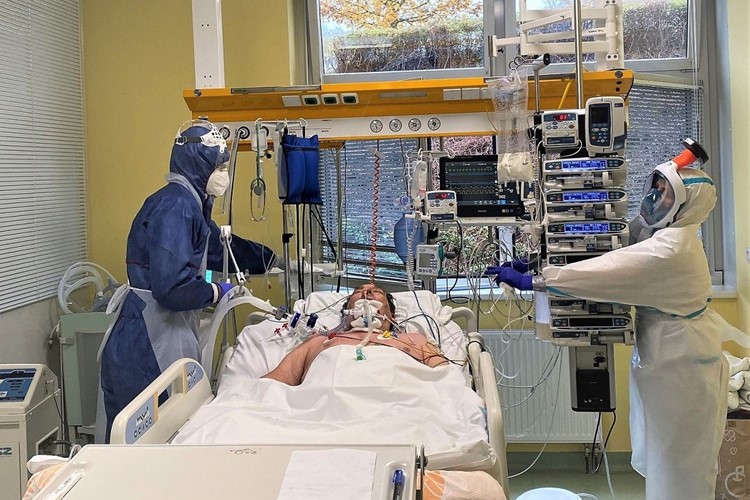 Dál roste počet covidových pacientů i počet testů. A nemocnice otvírají nové očkovací místo