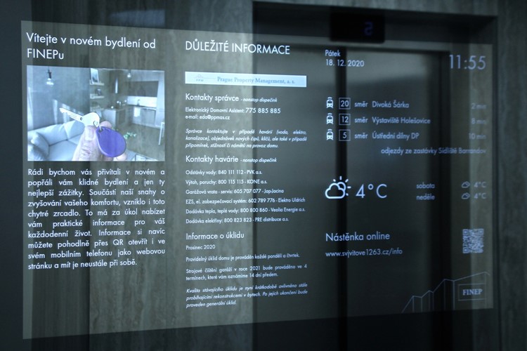 Chytrá řešení pronikají i do společných prostor novostaveb. Zrcadlo v rezidenčním domě na Barrandově informuje o počasí či dopravě