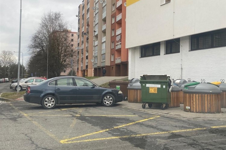 Auta brání v práci popelářům, strážníci budou řidiče stojící v zákazu pokutovat