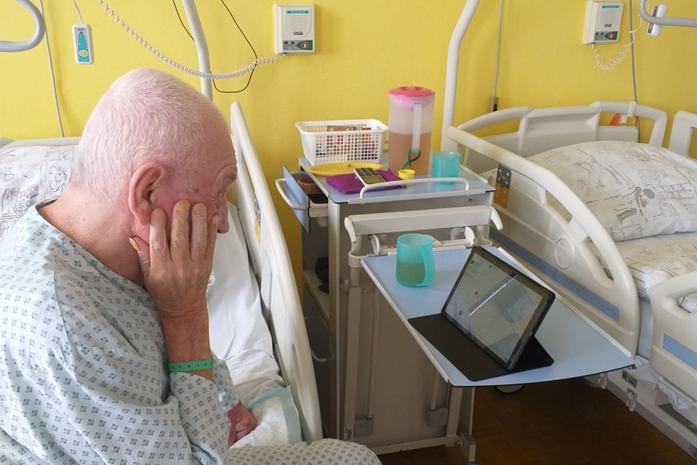 Díky soukromému dárci, který léčebně věnoval několik kusů tabletů, teď mohou být hospitalizovaní pacienti v pravidelném obrazovém kontaktu se svými rodinami a přáteli. 