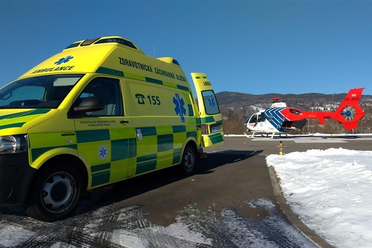 Týmy ZZS resuscitovaly muže v havarovaném automobilu na Frýdecko-Místecku