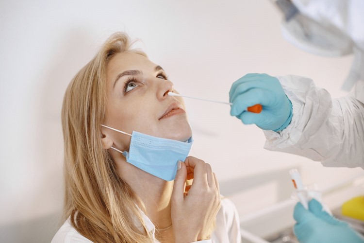 Laboratoře Synlab nově nabízí možnost podstoupení antigenního testu samoplátcům