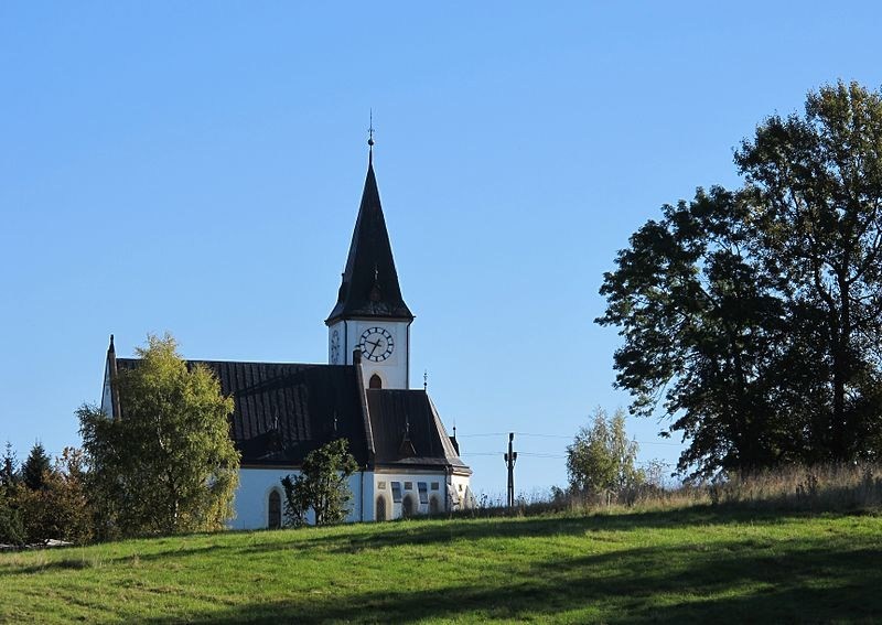 Při procházce Horním Maxovem určitě stojí za vidění kostelík Božského srdce Páně. 