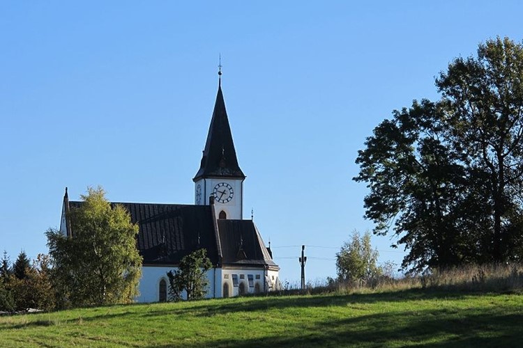 Horní Maxov zve na kostel, roubené chalupy i mokřady