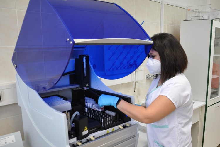 Vsetínská nemocnice zahajuje vyšetření protilátek proti Covid-19