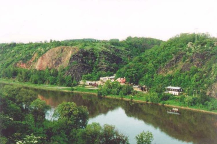 Kaňon Vltavy u Sedlce získá vyšší ochranu. Přírodní památka Zámky se rozšíří