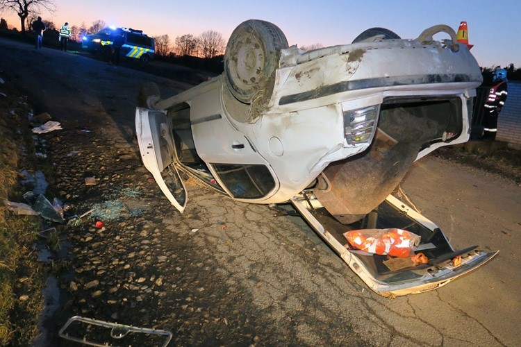 Opilý řidič otočil auto na střechu