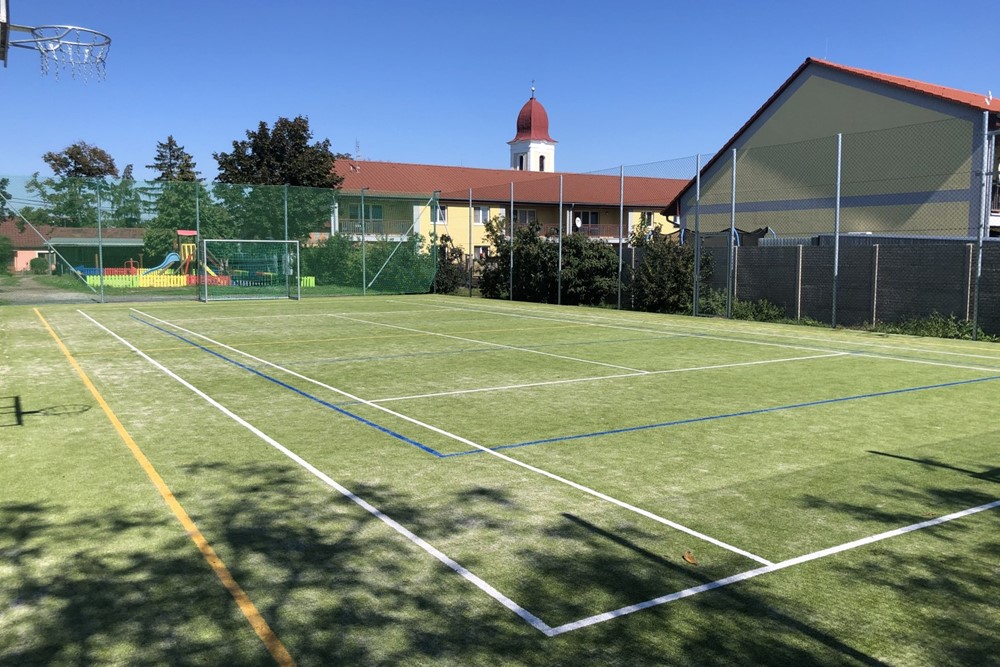 V roce 2020 byl realizován projekt revitalizace sportovní plochy hřiště vč. doplnění herních prvků. 