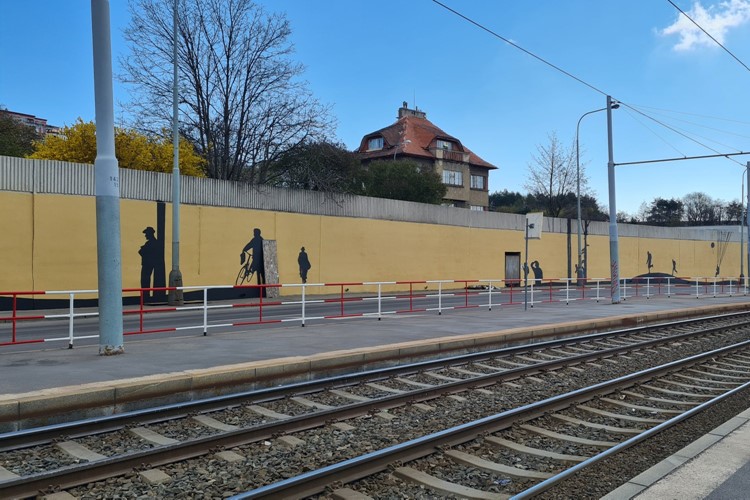 Na zdi u libeňské Vychovatelny v Praze 8 ožívá příběh Anthropoidu