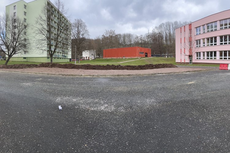 Trutnov zřídí provizorní parkoviště na Zelené Louce