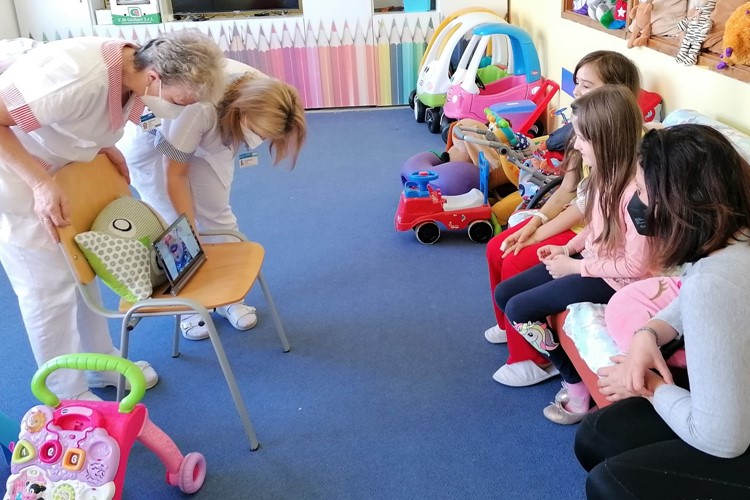 Děti se se zdravotním klaunem setkávají v Nemocnici Pelhřimov on-line 