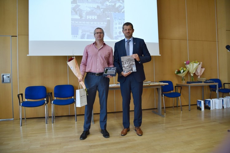 Knihu roku letos ovládli ranhojič, architekt, požár a garsonka
