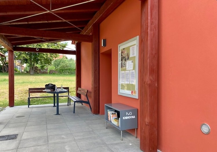 Knihovnu návštěvníci najdou hned vedle vchodu do domku, pod stříškou s posezením. 
