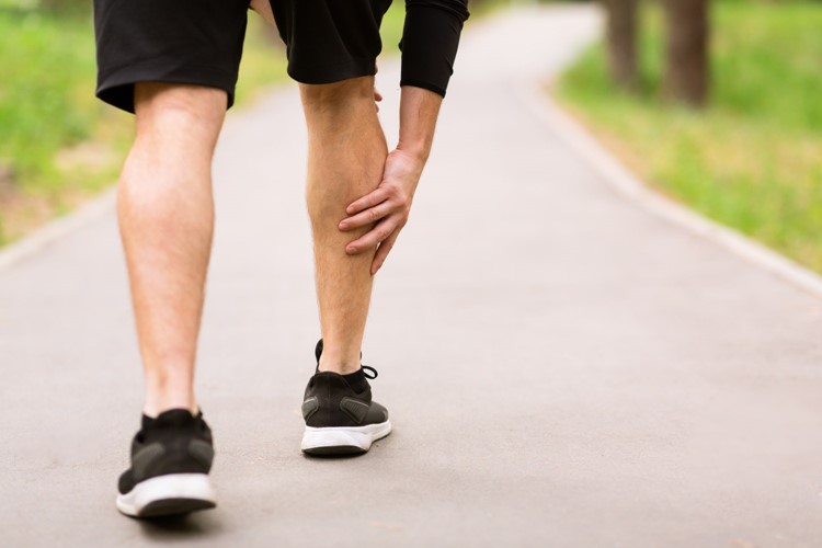 Horké dny přináší problémy s křečemi. Nehrozí jen sportovcům