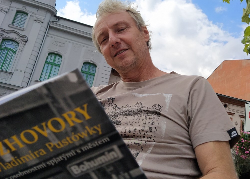 Vladimír Pustowka se svou knihou.