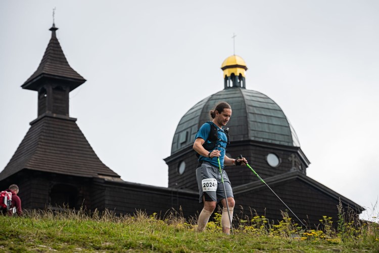 Účastníci Beskydské sedmičky si opět užijí kouzlo hromadného startu. na zvládnutí 101 km mají 29 hodin