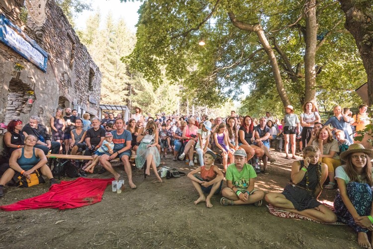 Land artový festival v Krušných horách letos oslaví 10 let, letošním tématem bude retrospektivní ohlédnutí za tím nejlepším z prvních deseti let tvorby. 