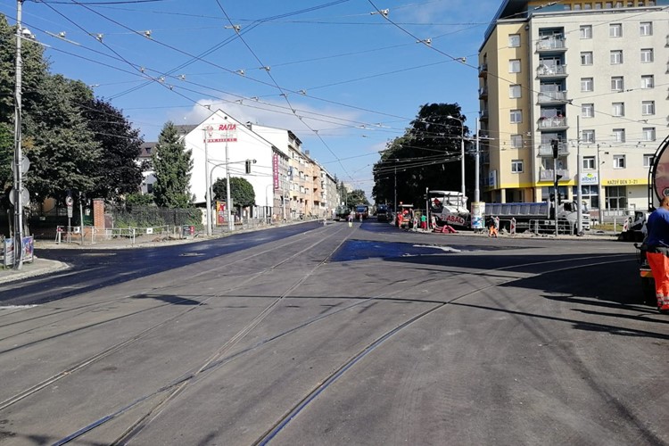 Křižovatku u Semilassa se podařilo opravit rychleji, pro tramvaje i osobní dopravu se otevře o tři týdny dříve