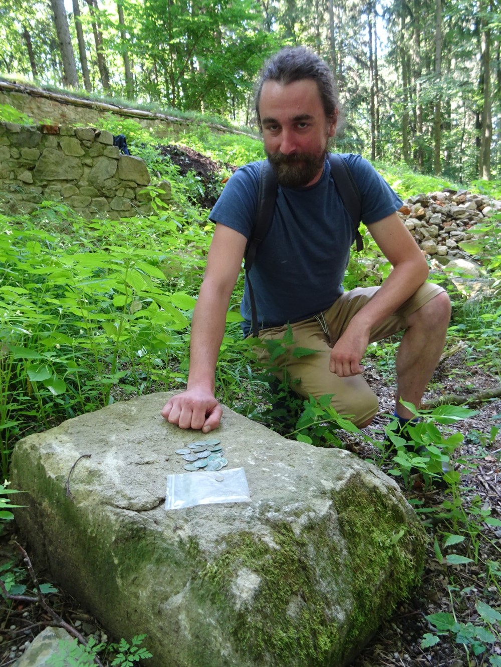 Archeolog Muzea JV Moravy Adam Fojtík s částí pokladu.