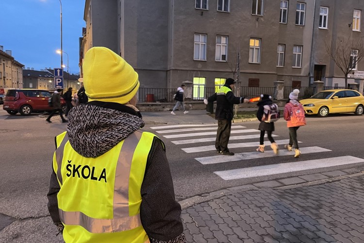 Senioři u přechodů rozšířili své řady na dalších třech lokalitách