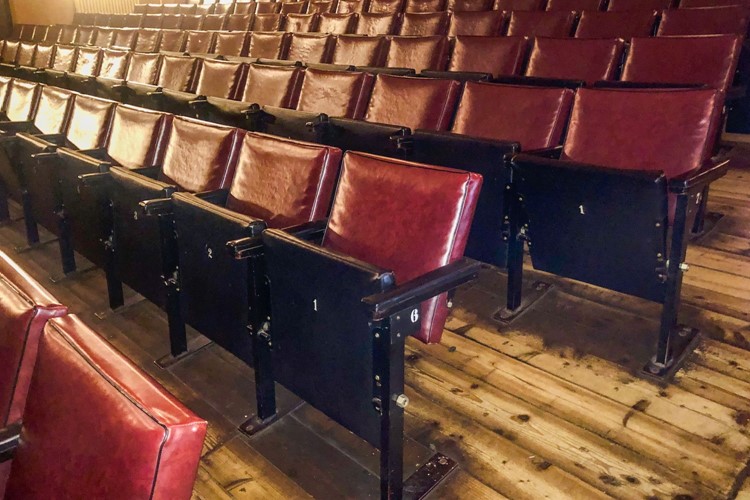 Kino zahájí renovaci novými sedačkami. Zájemci si mohou ty staré koupit na památku