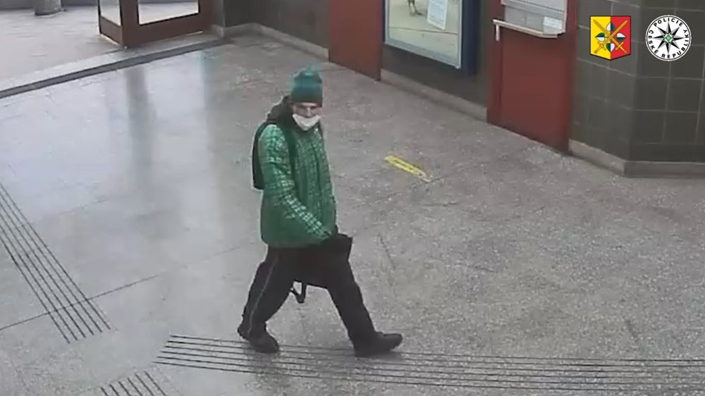Pražští policisté pátrají po totožnosti muže, který vzal ze sedadla metra jedoucího ze stanice Nové Butovice do Zličína zapomenutý červený batoh a dosud ho nevrátil.
