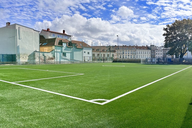 Znojemská sportovní hřiště v novém kabátu 