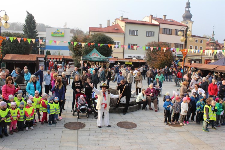 Všesvatský jarmark láká na tradiční zboží i doprovodný program