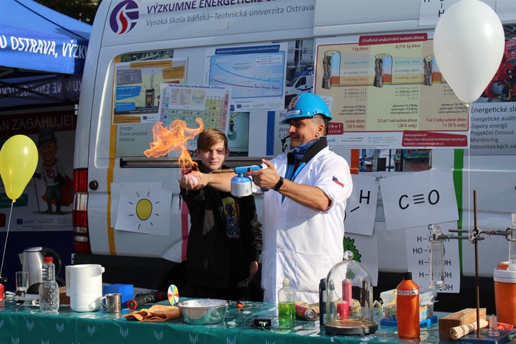 Rožnovem zněly výbuchy a na náměstí stoupal dým z kamen - Smokeman zasahoval v Rožnově