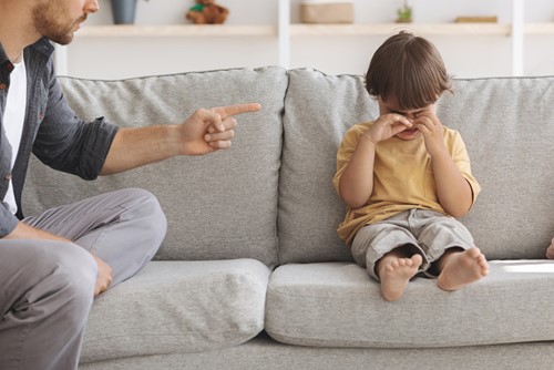 Používáte ve výchově odměny a tresty? Dětská psycholožka radí, co funguje lépe