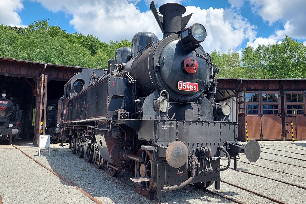 Parní lokomotiva Všudybylka (354.195).
