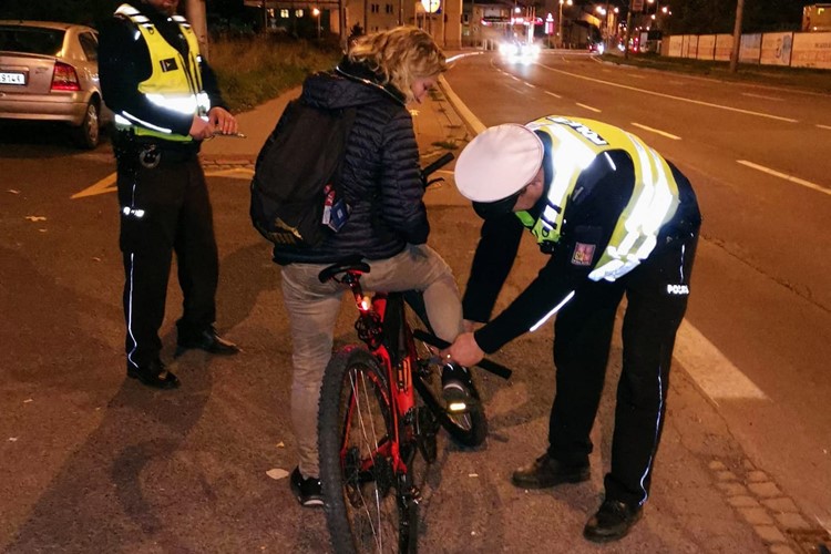 Policisté si posvítili na viditelnost chodců i cyklistů