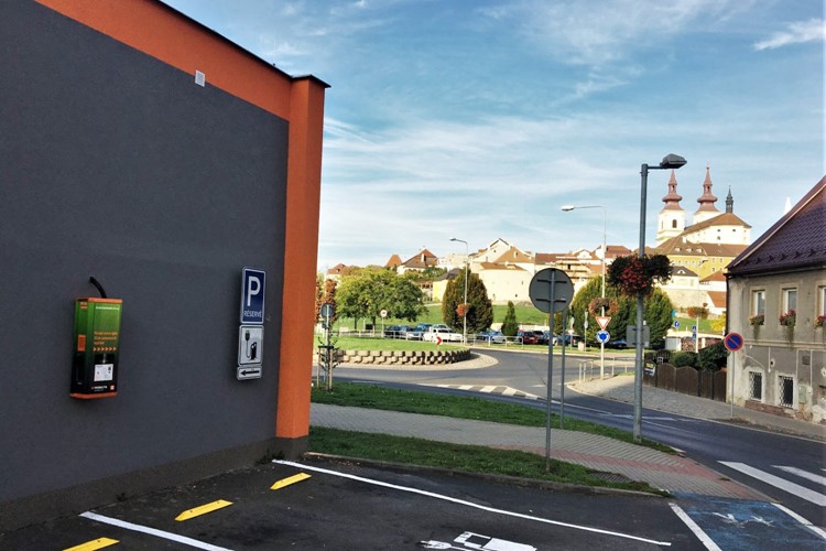 Nová dobíjecí stanice je sice mini, kadaňské e-motoristy ovšem potěší  