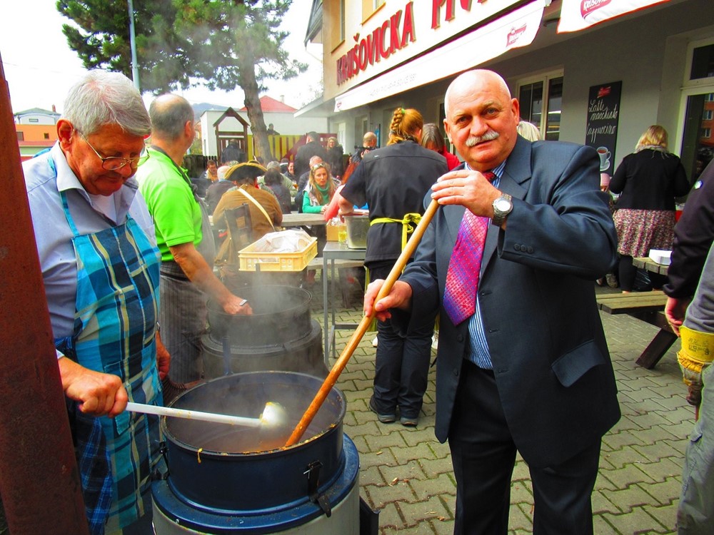Kapustnice uvařil Jozef Pásztor se svými pomocníky 60 litrů, guláše bylo o něco méně. Zájem ochutnat a zároveň přispět na dobrou věc byl mezi Litoměřičany tradičně veliký. 