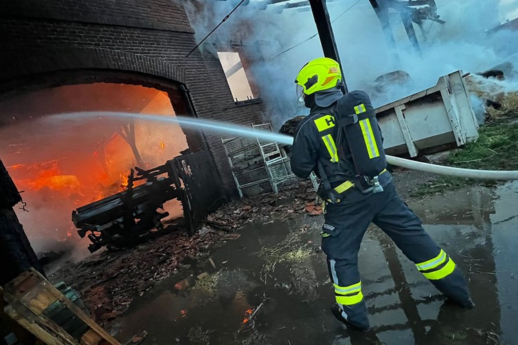 V Praze 8 zničil požár stodolu se slámou a senem, zasahovaly jednotky z třetího stupně